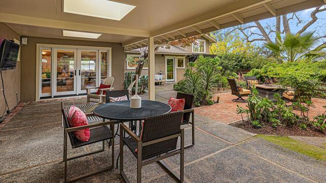 161 E Floresta Way, Portola Valley CA: https://media.crmls.org/mediaz/5f2bcc55-8599-439d-a092-ce80467d176b.jpg