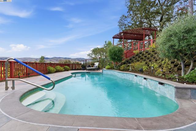 1031 Millbrook Court, Walnut Creek CA: https://media.crmls.org/mediaz/5f2c9a21-2848-4dcd-80d8-cd097fe46f58.jpg
