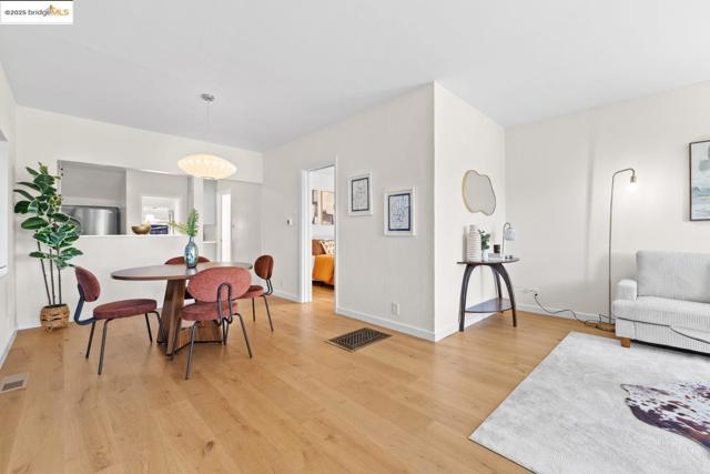 1241 Park Ave, Alameda CA: https://media.crmls.org/mediaz/5f2cae26-a302-4274-ac04-54fb58adeba1.jpg