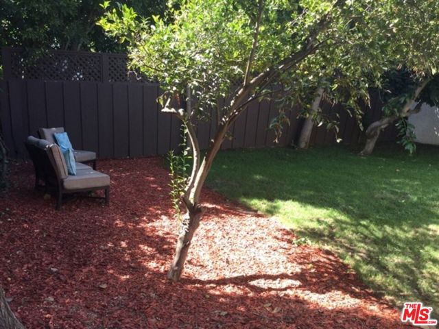 11916 Hartsook Street, Valley Village CA: https://media.crmls.org/mediaz/5f2cd962-fd1c-405c-b060-b1b8c763c5e7.jpg