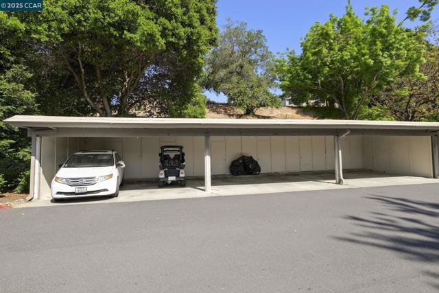 1935 Golden Rain Rd, Walnut Creek CA: https://media.crmls.org/mediaz/5f2d0351-ba6b-4686-8052-845392fcd873.jpg