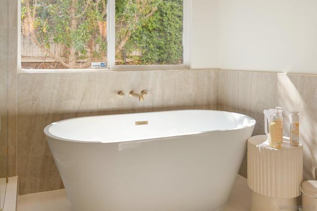 10528 Pinion Trl, Escondido CA: https://media.crmls.org/mediaz/5f2e0963-7c4a-4795-835a-87ac5737f5d6.jpg