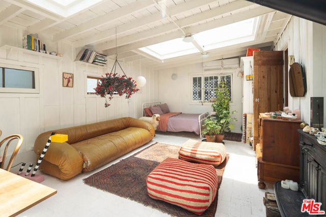 8805 Lookout Mountain Avenue, Los Angeles CA: https://media.crmls.org/mediaz/5f2e0e83-1834-461c-83f8-4a94a940138f.jpg