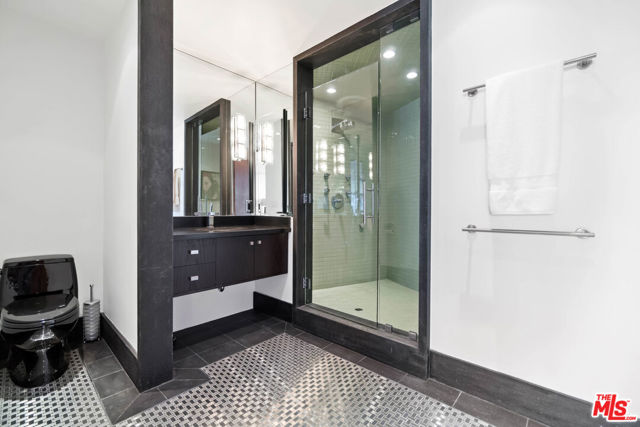 1742 Viewmont Drive, Los Angeles CA: https://media.crmls.org/mediaz/5f2e1178-fdb6-4973-a0b5-d66965bfc1de.jpg
