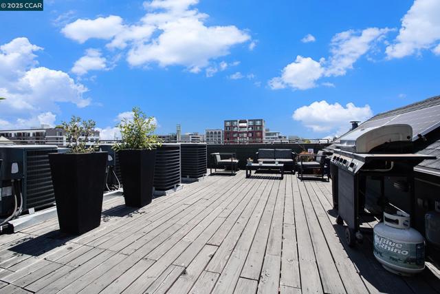 410 Webster St #1, Oakland CA: https://media.crmls.org/mediaz/5f2ee8de-c3e5-4c27-97dc-606b0d4dfd67.jpg