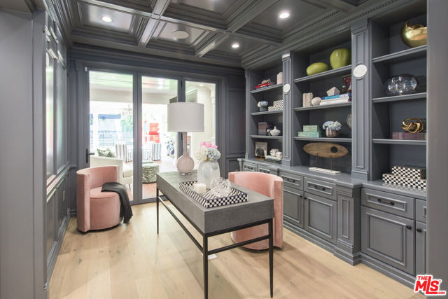 9885 Carmelita Avenue, Beverly Hills CA: https://media.crmls.org/mediaz/5f2f2273-7643-41f6-81e3-6d318e1f1d0a.jpg