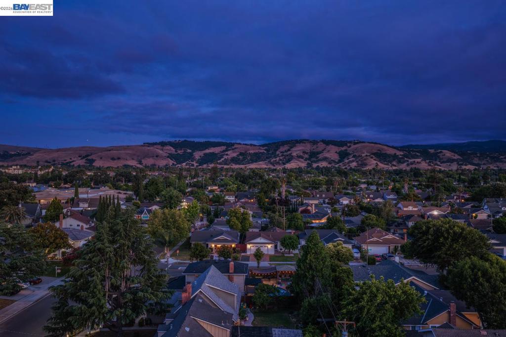 https://media.crmls.org/mediaz/5f2f6562-cea1-4fc7-b1cf-aaad402f6cf3.jpg?preset=X-Large