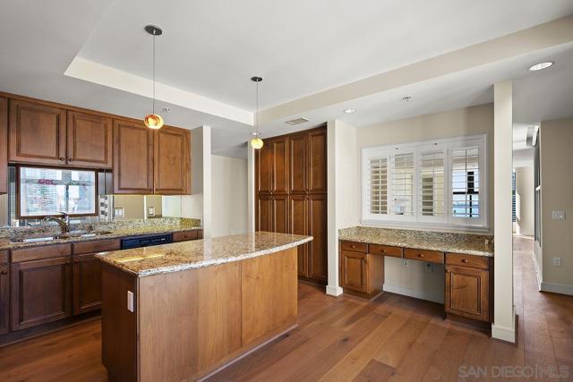 645 Front Street, San Diego CA: https://media.crmls.org/mediaz/5f2fa29a-3b5f-4303-a3b2-c01bc81aee6c.jpg