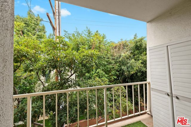 927 N Kings Road, West Hollywood CA: https://media.crmls.org/mediaz/5f3000fd-2e24-4850-87de-71903ad7c396.jpg