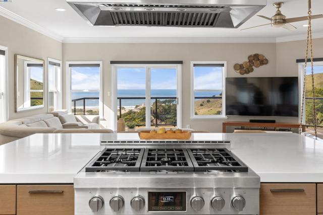 674 Corona Dr, Pacifica CA: https://media.crmls.org/mediaz/5f310179-ee21-4edd-a377-5d8f7b7b31bf.jpg