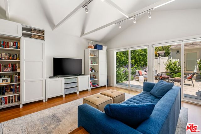 4223 Wilkinson Avenue, Studio City CA: https://media.crmls.org/mediaz/5f310af2-c017-43ca-bc39-fd1edd98527d.jpg