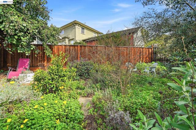 1424 Hampel St, Oakland CA: https://media.crmls.org/mediaz/5f31581b-b307-4297-ba82-05f2ed8ad98c.jpg