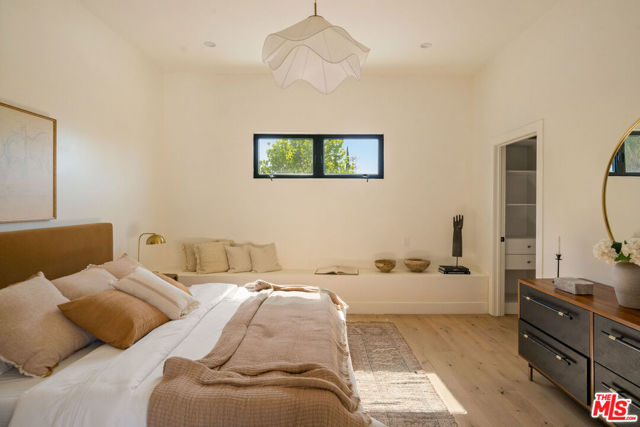 3820 S Burnside Avenue, Los Angeles CA: https://media.crmls.org/mediaz/5f327132-e466-4ae6-b52a-60f52a251ff5.jpg