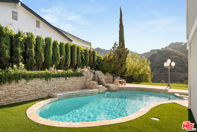 16979 Encino Hills Drive, Encino CA: https://media.crmls.org/mediaz/5f328b10-4f49-4412-ae10-926c634f40a9.jpg