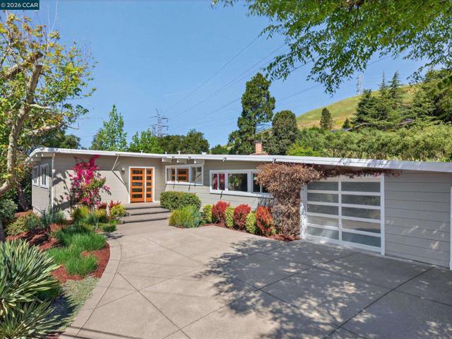 31 Ivy Dr, Orinda CA: https://media.crmls.org/mediaz/5f32f37f-9141-426b-8c37-68a0b5c8a6d2.jpg