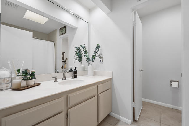 5 Fordham Court, Rancho Mirage CA: https://media.crmls.org/mediaz/5f332774-8476-4b31-accb-82d77cbf6f88.jpg