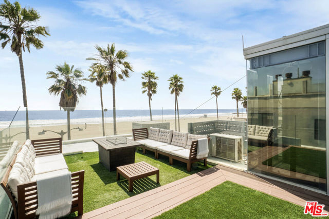 2911 Ocean Front Walk, Venice CA: https://media.crmls.org/mediaz/5f33899b-a3c0-4a27-824e-92603653b70f.jpg