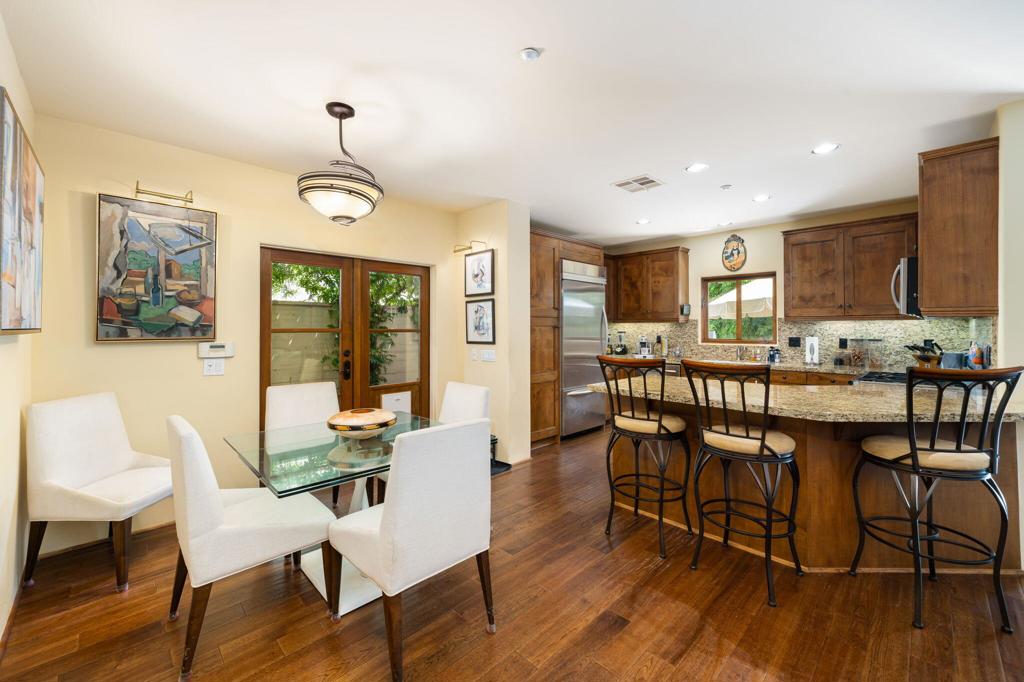 https://media.crmls.org/mediaz/5f33a6e2-1486-446a-8fca-252a9145ece8.jpg?preset=X-Large