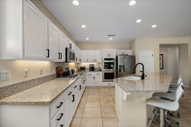 81172 Victoria Lane, La Quinta CA: https://media.crmls.org/mediaz/5f33febe-a1f2-4d02-a739-e006930dfb68.jpg