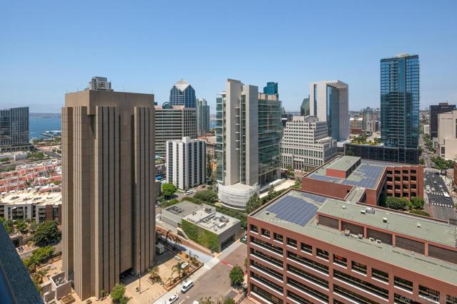 700 Front St, San Diego CA: https://media.crmls.org/mediaz/5f34b97b-6417-4041-a147-82e6ff001d58.jpg