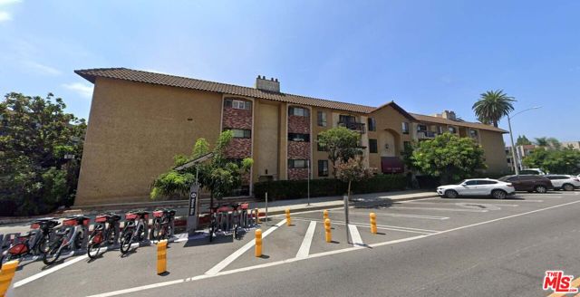 7300 Franklin Avenue, Los Angeles CA: https://media.crmls.org/mediaz/5f34e9f7-94be-4ccc-be91-1f2f228c0efb.jpg