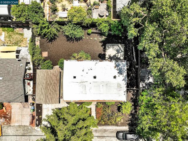 121 School Ln, Walnut Creek CA: https://media.crmls.org/mediaz/5f35889a-5f93-4005-a000-e390f5120f6e.jpg