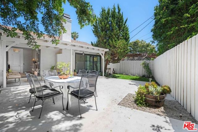 6827 Bianca Avenue, Lake Balboa CA: https://media.crmls.org/mediaz/5f35e50e-6bda-4c62-ab46-ee3592292f7c.jpg