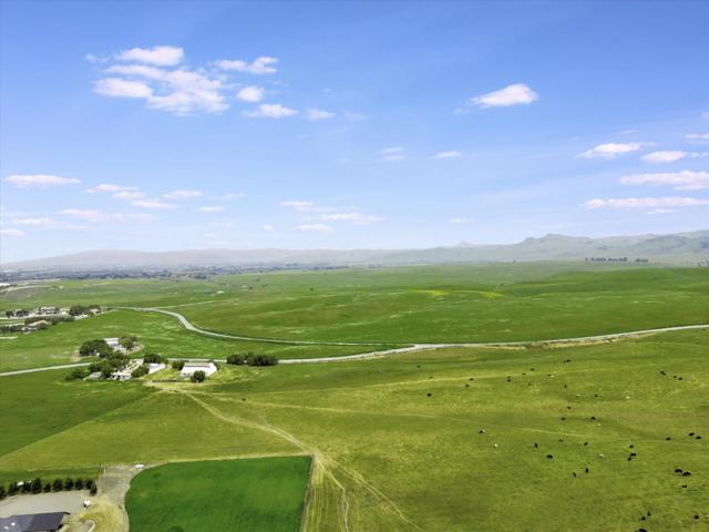 2000 John Smith, Hollister CA: https://media.crmls.org/mediaz/5f363de4-18fe-46af-9641-f1ab98bf60fa.jpg
