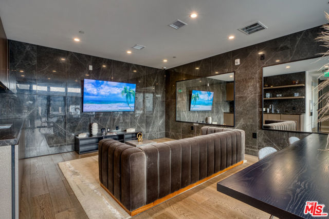 411 S Hamel Road, Los Angeles CA: https://media.crmls.org/mediaz/5f36de95-2129-4658-9c11-1e409679fb1f.jpg