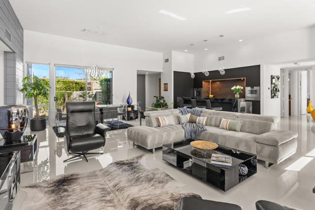 1069 Azure Court, Palm Springs CA: https://media.crmls.org/mediaz/5f372f44-5797-41ea-b1c7-97527d4a564a.jpg