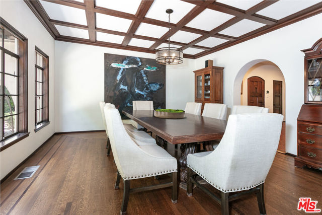 627 N Alta Drive, Beverly Hills CA: https://media.crmls.org/mediaz/5f375c16-095c-4610-bc2c-9712a718e92f.jpg