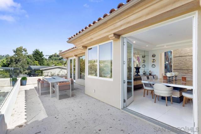 6617 Muirlands Dr, La Jolla CA: https://media.crmls.org/mediaz/5f395ffa-c373-4a17-8fd8-27aa9febc094.jpg