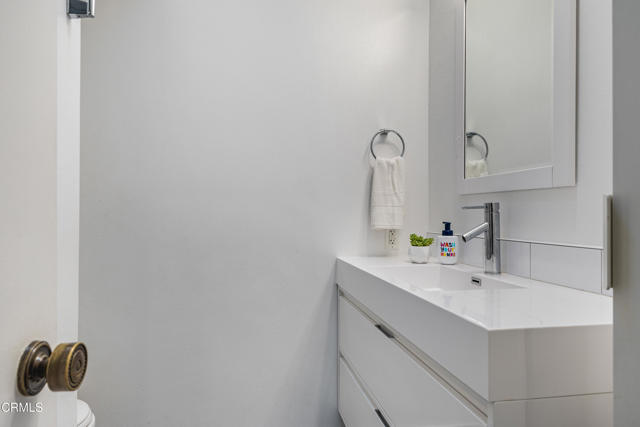 Detail Gallery Image 34 of 47 For 11912 Riverside Dr #20,  Valley Village,  CA 91607 - 2 Beds | 3 Baths