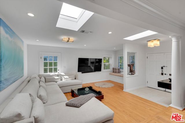 660 S Gretna Green Way, Los Angeles CA: https://media.crmls.org/mediaz/5f3b21f6-fc67-4581-b0a0-0388485ff8b8.jpg