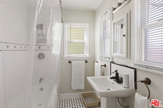 1569 S Orange Grove Avenue, Los Angeles CA: https://media.crmls.org/mediaz/5f3c01de-474b-4480-90fc-95353427a161.jpg
