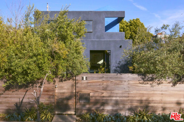 906 Superba Avenue, Venice CA: https://media.crmls.org/mediaz/5f3c0253-608a-4a71-8739-c5d62a087fca.jpg