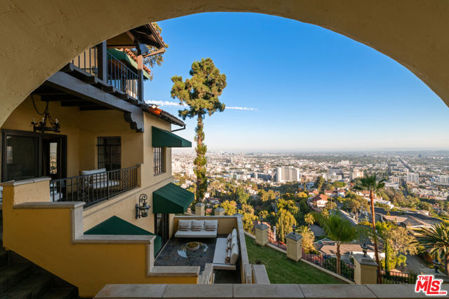 2200 Maravilla Drive, Los Angeles CA: https://media.crmls.org/mediaz/5f3ca14c-a00a-4a4e-9e82-04b2a6974309.jpg