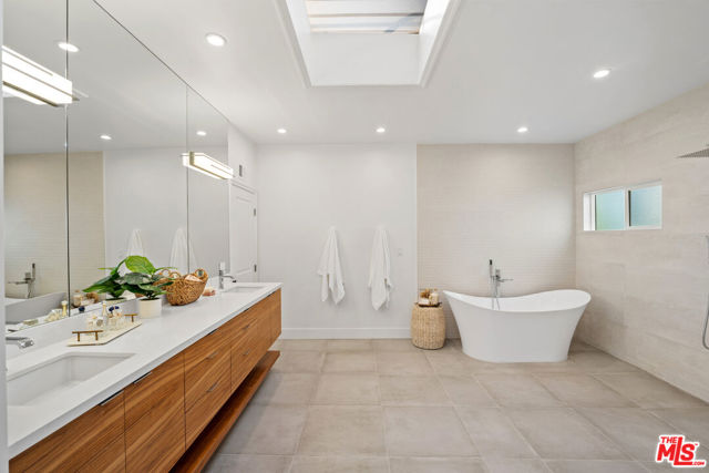 4148 Sunswept Drive, Studio City CA: https://media.crmls.org/mediaz/5f3d2c61-f215-4920-ae45-0e9ba4161093.jpg