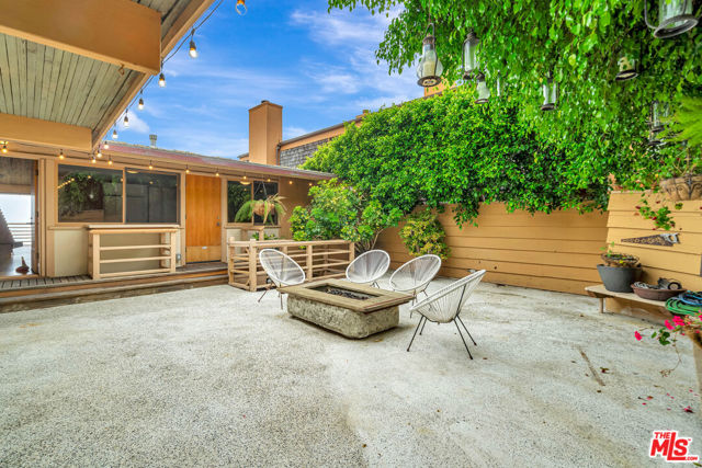 26636 Latigo Shore Drive, Malibu CA: https://media.crmls.org/mediaz/5f3d75c4-3f42-4d20-9e81-36bab1c73996.jpg