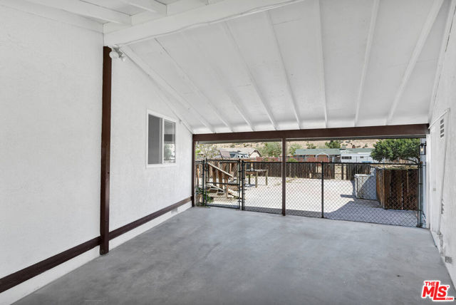 8055 Bangor Avenue, Hesperia CA: https://media.crmls.org/mediaz/5f3d77e8-343c-4988-a30e-beb91ad01086.jpg