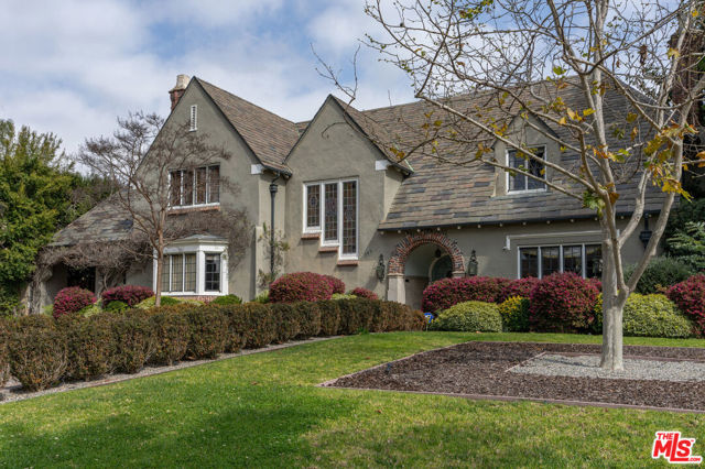340 S Plymouth Boulevard, Los Angeles CA: https://media.crmls.org/mediaz/5f3e57cf-d7da-4482-ba47-59f055b9971d.jpg
