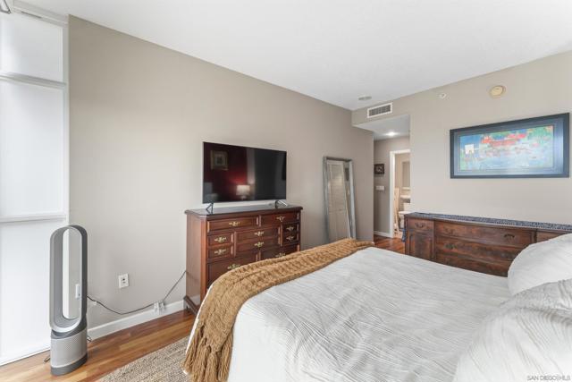 850 Beech Street, San Diego CA: https://media.crmls.org/mediaz/5f3edcc9-fdb4-46f6-98c0-80c528c8b465.jpg