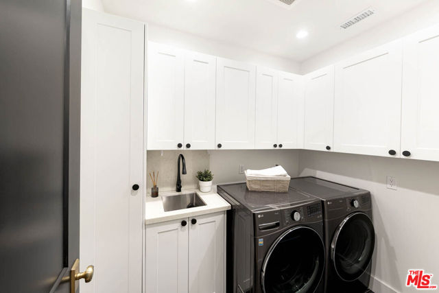 123 S Kilkea Drive, Los Angeles CA: https://media.crmls.org/mediaz/5f3ef566-7fbd-437f-868b-e3b6ffea3050.jpg