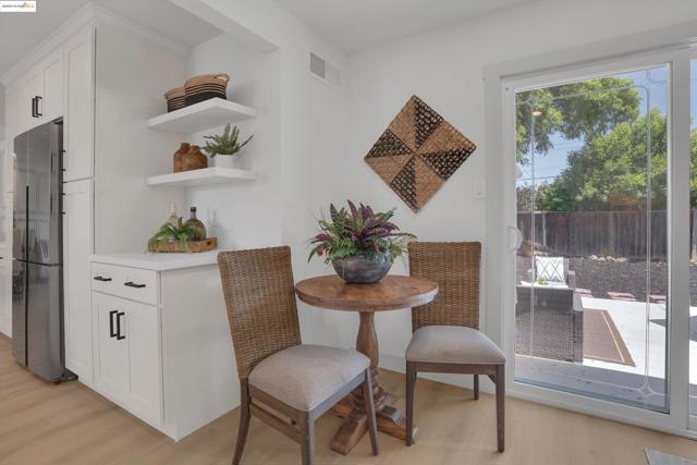946 Notre Dame Ave, Concord CA: https://media.crmls.org/mediaz/5f3f5ebf-6fac-4d0b-9581-0f6b33564e52.jpg