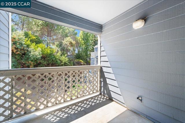 219 Sea Crest Cir, Vallejo CA: https://media.crmls.org/mediaz/5f3f9a7e-0db6-4f7c-a91a-184ff03548a6.jpg