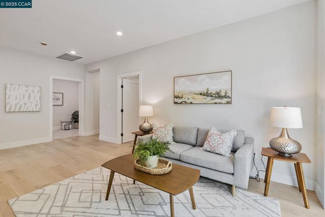 945 Yorkshire Ct, Lafayette CA: https://media.crmls.org/mediaz/5f41524e-70d8-4e90-a636-b9c87e7cd519.jpg