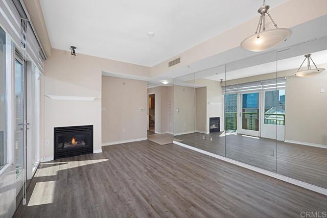 1240 India Street, San Diego CA: https://media.crmls.org/mediaz/5f427589-907f-4b93-b5ea-98c315be6dfc.jpg