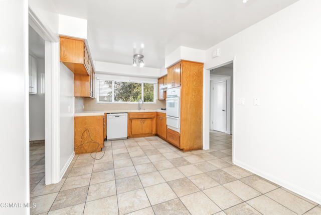 22002 Ybarra Road, Woodland Hills CA: https://media.crmls.org/mediaz/5f427660-3ee9-4253-93b8-9a4a8f68d1ca.jpg