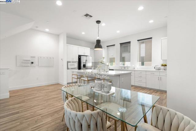 7906 Regional Cmn, Dublin CA: https://media.crmls.org/mediaz/5f436933-fdbd-4616-876d-65071feeb43a.jpg