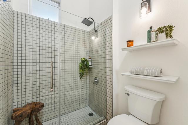311 4th St, Oakland CA: https://media.crmls.org/mediaz/5f43d5a3-56cc-4b72-b52e-9300ab72f2dd.jpg